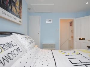 1 dormitorio con 1 cama con edredón blanco y negro en 1 bed in Brixham 73940, en Brixham