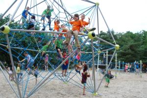 Safaritent at Camping GT Keiheuvel的儿童游玩区