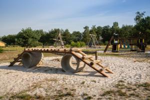 Safaritent at Camping GT Keiheuvel的儿童游玩区