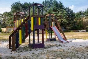 Safaritent at Camping GT Keiheuvel的儿童游玩区