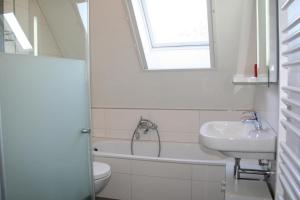 ein Badezimmer mit Waschbecken, Badewanne und Toilette in der Unterkunft Lamsoor 26* in Nieuwvliet + 24 Fotos