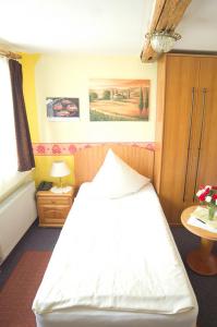 
Ein Bett oder Betten in einem Zimmer der Unterkunft Pension Am Alten Markt
