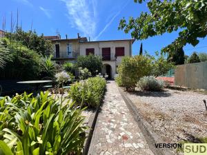 una casa con un jardín delante de ella en Version SUD Lumineuse Bas Maison avec jardin, en Toulon