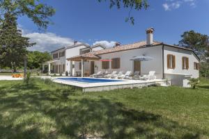 Bazén v ubytování Villa Ana Labin for 12 person with 6 bedrooms & private pool nebo v jeho okolí