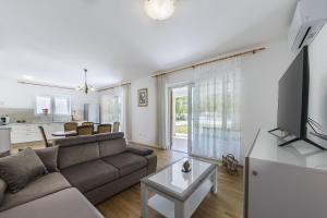 TV a/nebo společenská místnost v ubytování Villa Ana Labin for 12 person with 6 bedrooms & private pool