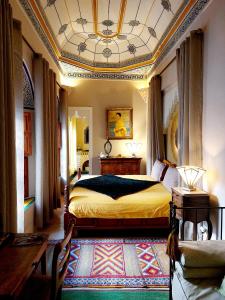 1 dormitorio con cama y techo artesonado en Riad Jenaï L'Authentique en Marrakech