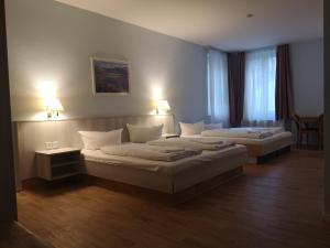 Cama ou camas em um quarto em Monteurbetten Berlin