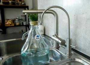 a bottle of water sitting in a sink at Kreatives Studio mit Galerie in Nottuln +18 photos