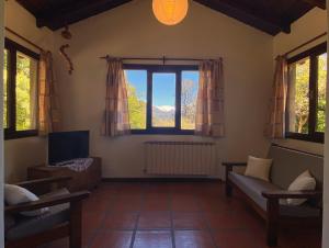 - un salon avec un canapé et une fenêtre dans l'établissement Tu Apart en Bariloche 27, à San Carlos de Bariloche
