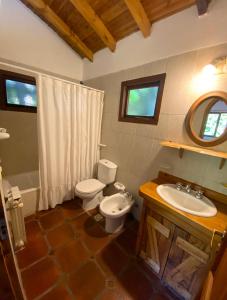 La salle de bains est pourvue de toilettes et d'un lavabo. dans l'établissement Tu Apart en Bariloche 27, à San Carlos de Bariloche