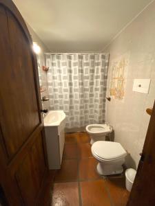 La salle de bains est pourvue de 2 toilettes, d'un lavabo et d'une douche. dans l'établissement Tu Apart en Bariloche 27, à San Carlos de Bariloche