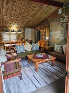Un lugar para sentarse en The Riverdeck Accommodation and Backpackers