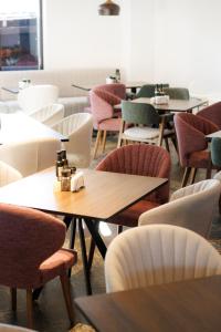 uma fila de mesas e cadeiras num restaurante em Suru Hotel & Restaurant em Buşteni