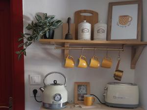 a tea kettle and a toaster on a kitchen counter at la foret in Metsovo