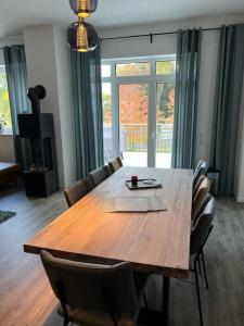 uma sala de jantar com uma mesa de madeira e cadeiras em Ferienhaus Elgersburg em Elgersburg
