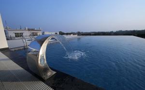 Bazén v ubytování Hotel X Rajshahi nebo v jeho okolí