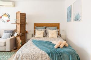 1 dormitorio con 1 cama con manta azul en La Palometa, en Torre del Mar