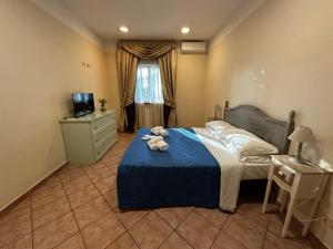 ein Schlafzimmer mit einem Bett mit zwei Teddybären darauf in der Unterkunft Residence Villa il sogno in Rom
