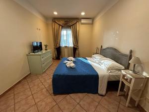 a bedroom with a bed with two teddy bears on it at Residence Villa il sogno in Rome