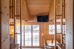 A television and/or entertainment centre at Eigerhome - The Cottage mit Wellness - GRIWA RENT AG