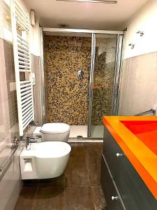 y baño con aseo, lavabo y ducha. en Niguarda Sweet Home, en Milán
