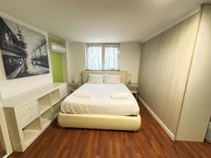 1 dormitorio con 1 cama grande en una habitación en Niguarda Sweet Home, en Milán
