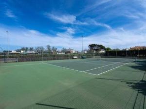 einen Tennisplatz mit Tennisschläger darauf in der Unterkunft Appartement Cap d'Agde, 3 pièces, 4 personnes - FR-1-749-11 in Cap d'Agde