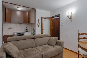 a living room with a couch and a kitchen at Via Roma 44 - YourPlace Abruzzo in Roccaraso