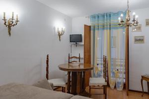 a dining room with a table and a tv in a room at Via Roma 44 - YourPlace Abruzzo in Roccaraso