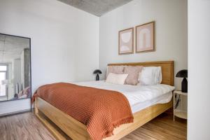 Afbeelding uit fotogalerij van W Loop Studio w Deck Pool Gym 3 blocks to L CHI-643 in Chicago
