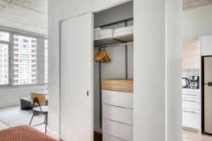 Afbeelding uit fotogalerij van W Loop Studio w Deck Pool Gym 3 blocks to L CHI-643 in Chicago