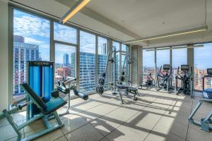Afbeelding uit fotogalerij van W Loop Studio w Deck Pool Gym 3 blocks to L CHI-643 in Chicago