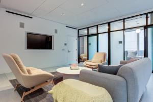 Afbeelding uit fotogalerij van W Loop Studio w Deck Pool Gym 3 blocks to L CHI-643 in Chicago