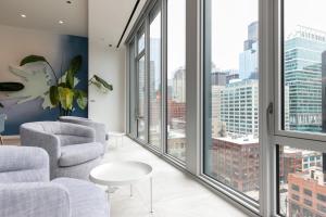 Afbeelding uit fotogalerij van W Loop Studio w Deck Pool Gym 3 blocks to L CHI-643 in Chicago