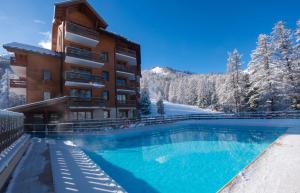 Swimmingpoolen hos eller tæt på Résidence Pierre & Vacances l'Albane + 56 billeder