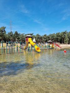 un parque acuático con toboganes y estructuras de juego en el agua en Camping Siësta, en Lille