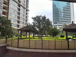 Un jardín fuera de Annie Apartment - only 120 metres from Metro Line 2 Exit B of Chuanxingulou