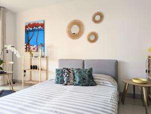 Postel nebo postele na pokoji v ubytování Le Sable Blanc -T2 à la Saline avec piscine