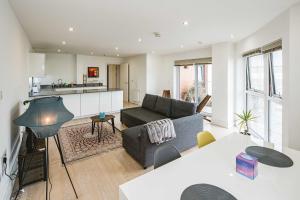 un soggiorno con divano e tavolo di 2bed flat with the view/Kingston a Londra