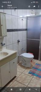 uma casa de banho com um WC e um lavatório em Hospedagem junto à natureza em Dourados