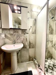 uma casa de banho com um lavatório e um chuveiro em Cosy flat nearTaksim/Nişantaşi em Istambul