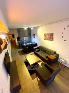 uma sala de estar com um sofá e um piano em Cosy flat nearTaksim/Nişantaşi em Istambul