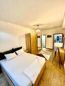 ein Schlafzimmer mit einem großen weißen Bett in einem Zimmer in der Unterkunft Cosy flat nearTaksim/Nişantaşi in Istanbul