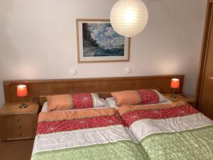 dos camas sentadas una al lado de la otra en un dormitorio en NEU! Ferienhaus Zur Oste en Hechthausen
