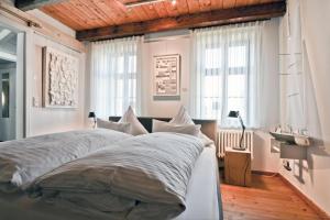 sypialnia z dużym łóżkiem i drewnianym sufitem w obiekcie Kate 60 w mieście Borkum