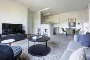 Η κουζίνα ή μικρή κουζίνα στο San Jose 1BR w pool gym wd nr highways SFO-1091