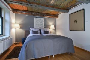 a bedroom with a large bed with a wooden ceiling at Kate 60 - Suite Twee in Borkum