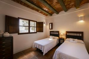 サン・フランセスク・ハヴィエルにあるCan Noves - Villa de 5 suites 28 y 58のベッドルーム1室(ベッド2台、窓付)