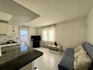 un soggiorno con divano e cucina di Beau Soleil ad Aosta