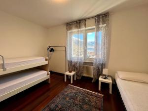 una camera da letto con due letti a castello e una finestra di Beau Soleil ad Aosta